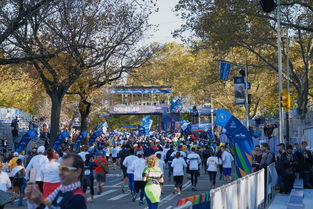 伦敦马拉松跑手破纪录，现场欢呼不断，伦敦马拉松比赛